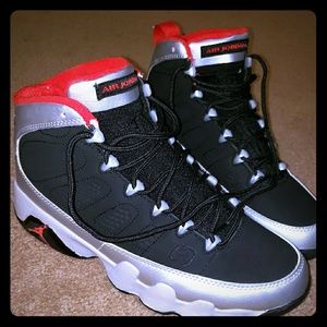 Black/Gym Red-Metallic Platinum